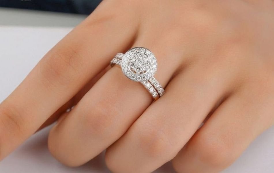 nhẫn cưới đeo ngón giữa được không