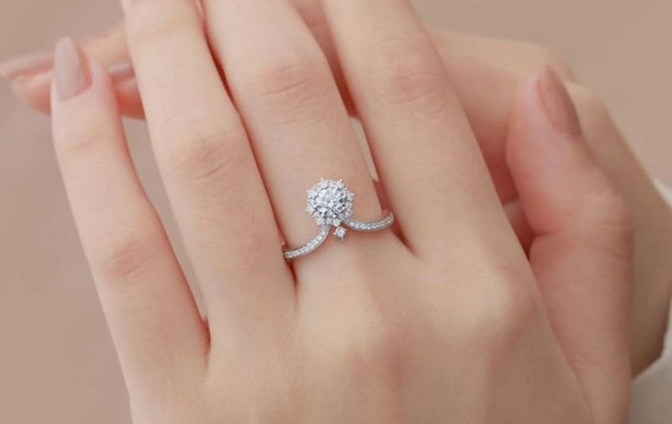 nhẫn cưới đeo ngón giữa được không