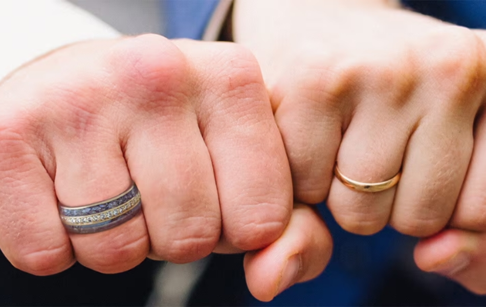 vì sao nhẫn cưới được đeo ở ngón áp út