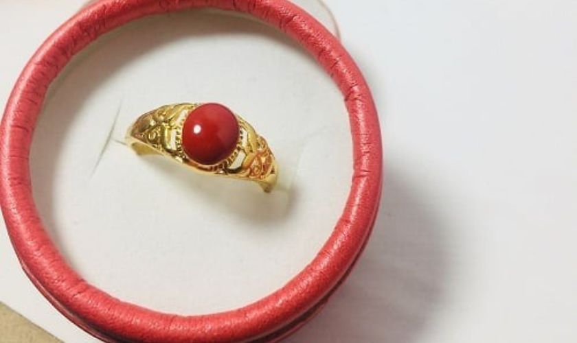 Nhẫn đá cẩm thạch đỏ độc đáo