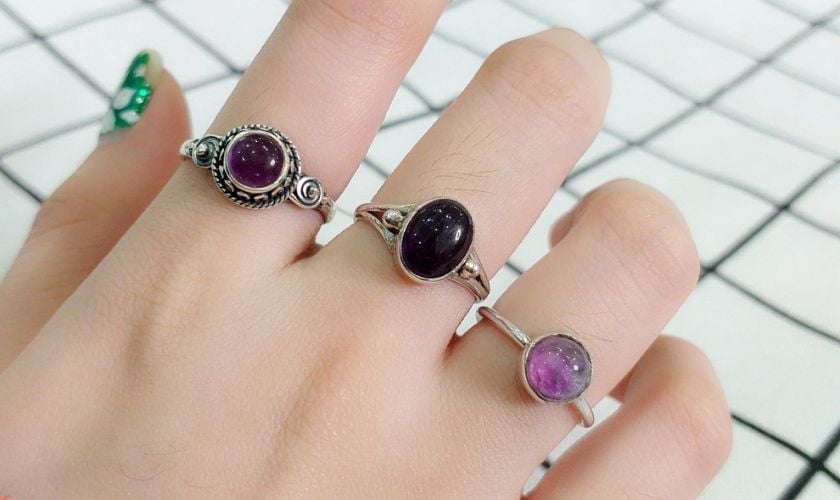 Đeo nhẫn đá phong thủy tay nào để thu hút tài lộc