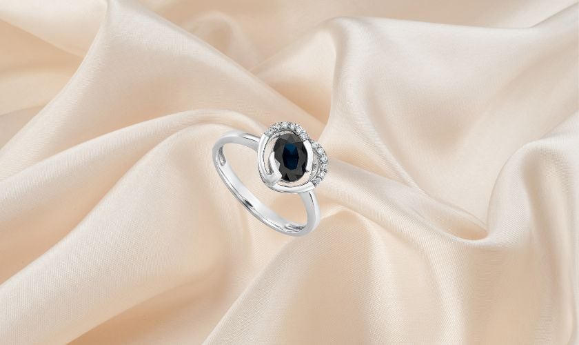 Nhẫn đá sapphire xanh vàng trắng có kiểu dáng trái tim