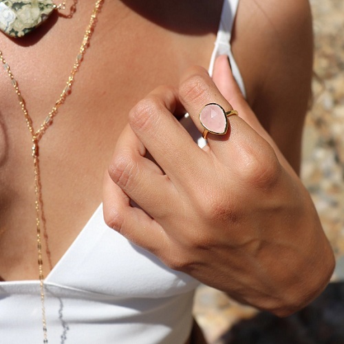 Hình 1: Mẫu nhẫn đá thạch anh hồng vàng 18K hình giọt nước 