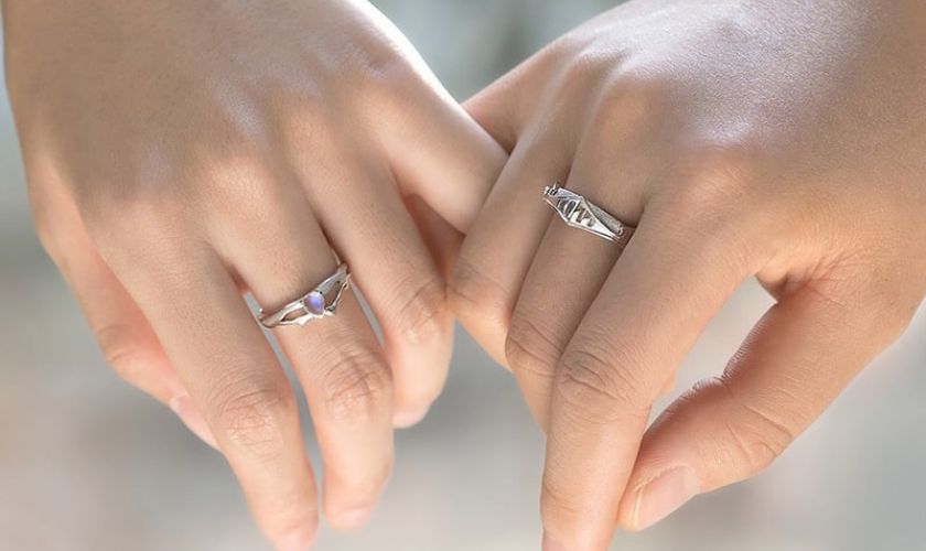 Đeo nhẫn đôi tay trái hay tay phải