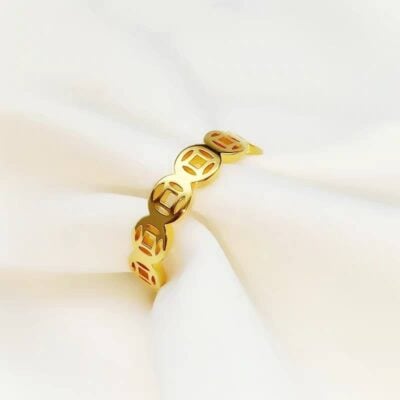 nhẫn kim tiền nữ Hình 3: Đeo nhẫn kim tiền hút tài lộc và may mắn