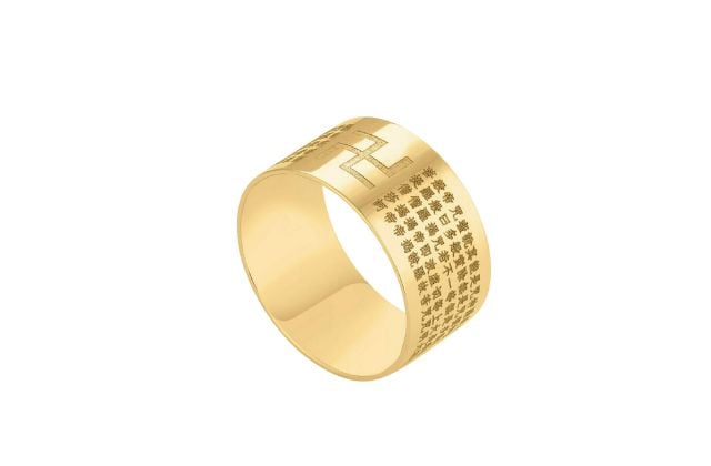 Nhẫn vàng nam 18K có thiết kế vòng tròn, khắc chữ Hán đơn giản và tinh tế