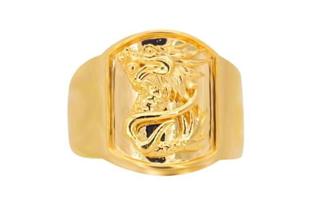 Nhẫn vàng trắng 18K chạm khắc hình ảnh con rồng một cách sống động, quyền lực