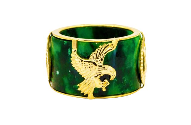 Nhẫn vàng 18K có thiết kế vòng cung tinh xảo tôn lên vẻ đẹp sang trọng và hiện đại