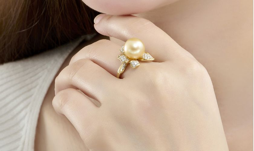 Nhẫn ngọc trai vàng 18K là món trang sức linh hoạt, phù hợp với mọi phong cách, làm tôn lên vẻ đẹp của người sở hữu