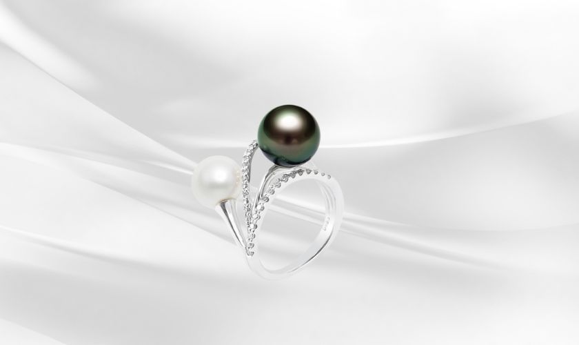 Nhẫn ngọc trai vàng 18K có thiết kế vừa cổ điển vừa hiện đại phù hợp với các quý bà ưa chuộng sự sang trọng, thanh lịch