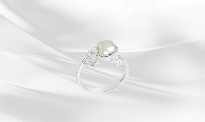 Mẫu nhẫn vàng 18K đính ngọc trai tự nhiên có vẻ ngoài thanh lịch, tinh khiết phù hợp với cô nàng yêu thích nét đẹp nữ tính, dịu dàng