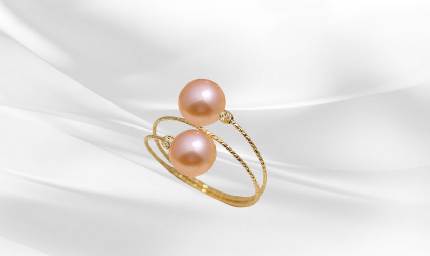 Nhẫn ngọc trai vàng 18k thiết kế độc đáo với những đường cong uyển chuyển được ví như một “cô nàng” nữ tính và lãng mạn