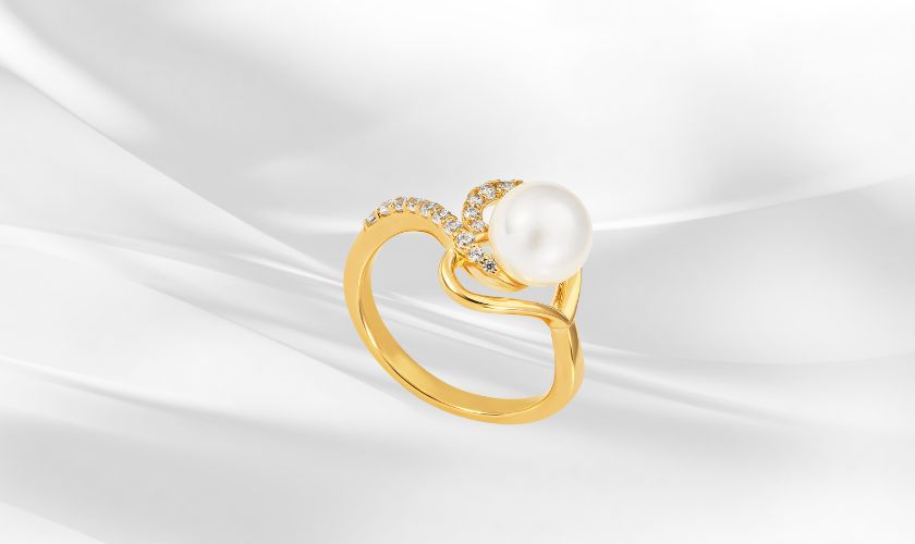 Mẫu nhẫn ngọc trai vàng 18K có thiết kế độc đáo trái tim bao bọc viên ngọc trai như một lời thì thầm ngọt ngào về tình yêu ấm áp, thủy chung