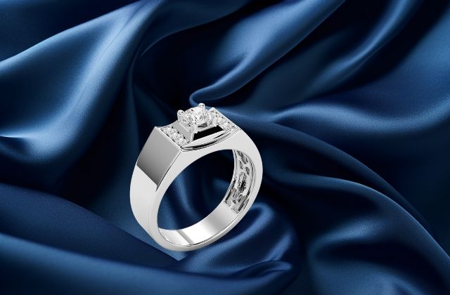 Nhẫn nam vàng 18K với viên kim cương làm chủ đạo nổi bật