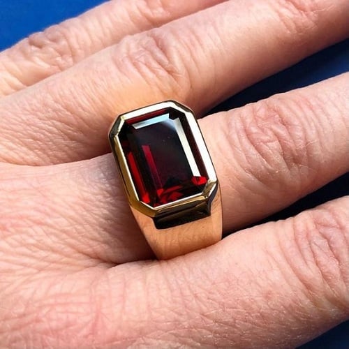 Hình 4: Nhẫn nam mặt đá đỏ phù hợp với những ai yêu thích màu đỏ