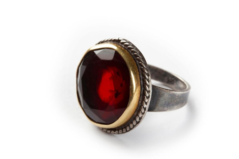 Hình 2: Nhẫn vàng nam đá đỏ mang vượng khí cho người mệnh Hỏa