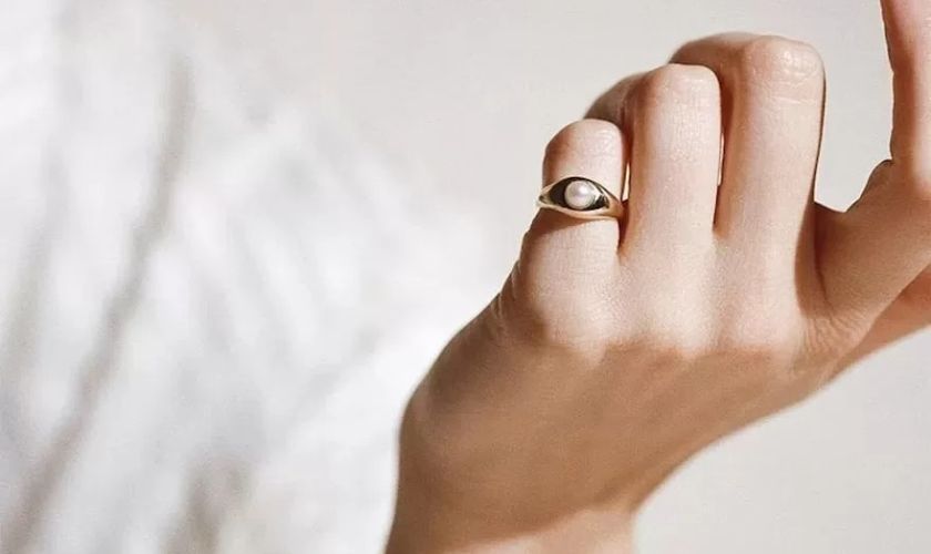 Ngón út: Biểu tượng giao tiếp, nhân duyên