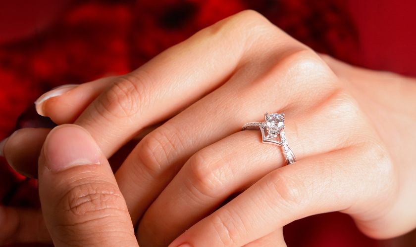 Muốn tình yêu suôn sẻ: Nữ nên chọn ngón áp út hoặc ngón út