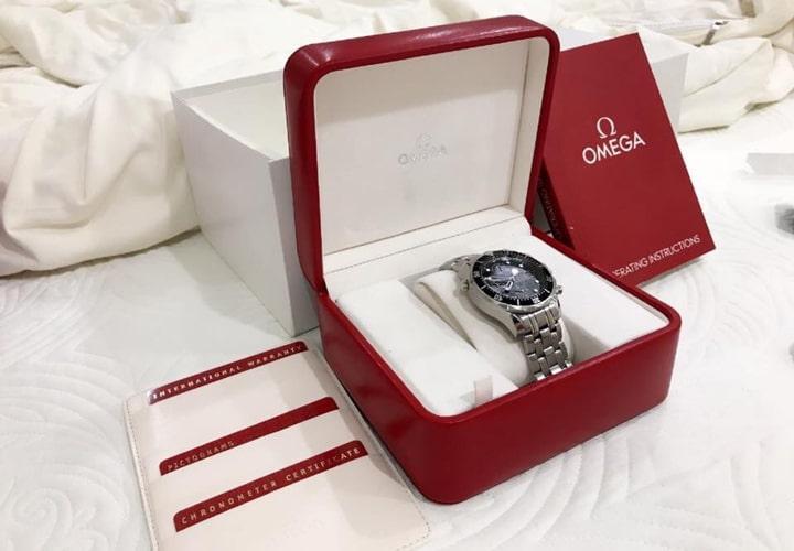 phân biệt đồng hồ Omega thật giả