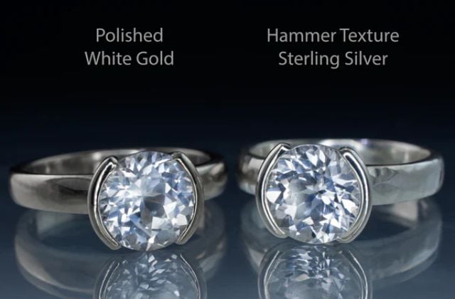 Vàng trắng có màu sắc trắng sáng còn bạch kim có màu xám trắng