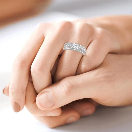 Hình 1: Nhẫn Promise ring còn có tên gọi khác là nhẫn định tình