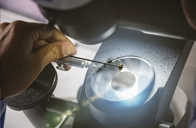 Nhân biết kim cương thật bằng cách soi kim cương dưới ánh sáng