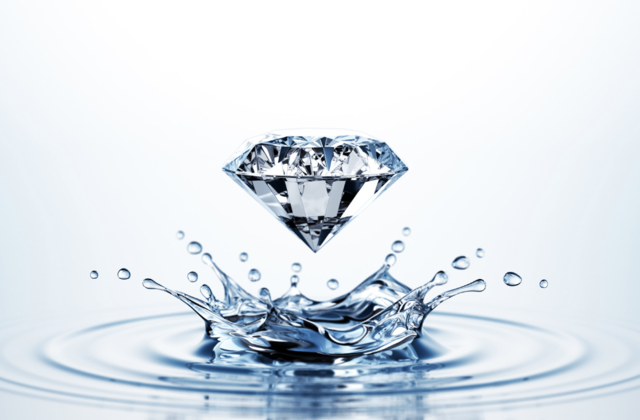Phương pháp thả kim cương vào nước để phân biệt giữa kim cương thật và kim cương kém chất lượng