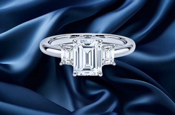 screenshot_2024-11-15_at_10-24-29_638950eea84545a0a90d78badb2de568_grande Nhẫn Baguette kiểu Three-Stone