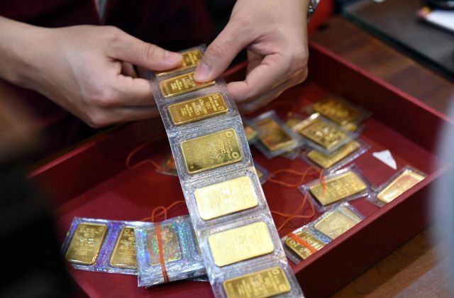 Bạn có thể mua vàng SJC tại cửa hàng SJC hay một số cửa hàng vàng, bạc đá quý khác