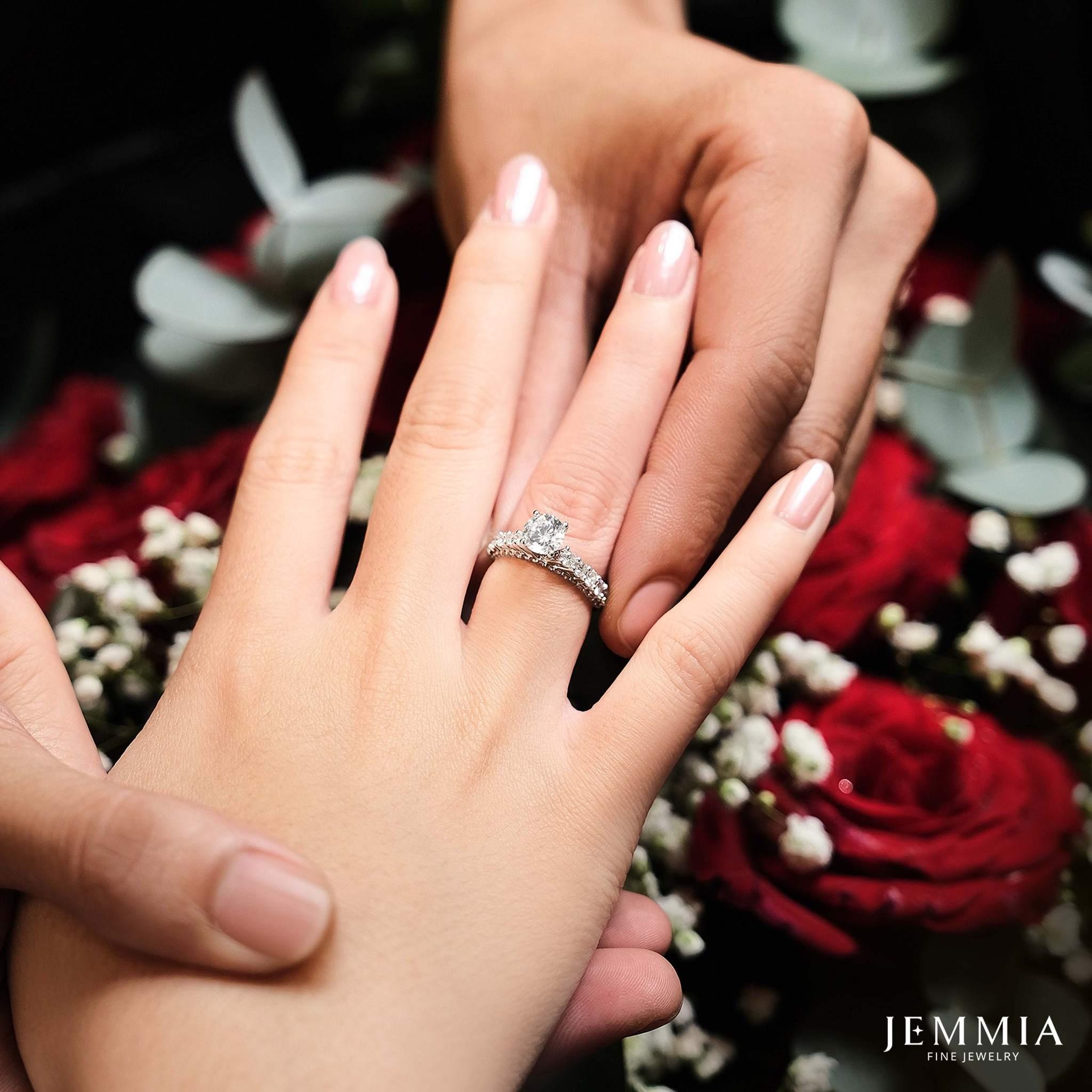 tang-nhan-co-y-nghia-gi-1_6b5fa4abbcdf4ee18c0da61bfb3e6a4a vòng tròn của nhẫn là biểu tượng vĩnh cửu