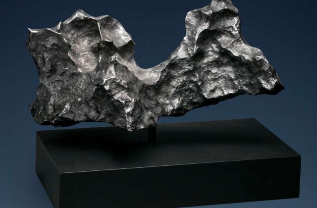 Viên đá thiên thạch đen đắt nhất thế giới