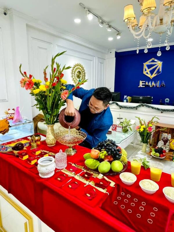 tri chu nhan kim tien 1 600x800 1