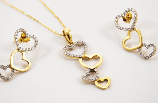 Vàng 16K là hợp kim chứa khoảng 68% vàng nguyên chất, pha trộn cùng các kim loại khác.