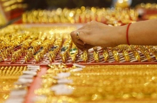 Biến động giá vàng đòi hỏi người mua cần theo dõi thị trường để chọn thời điểm giao dịch thích hợp.