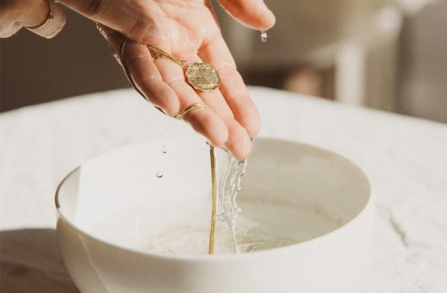 Làm sạch trang sức vàng 585 để luôn như mới