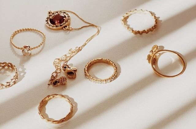 Vàng 680 nổi bật với độ cứng và độ bền bỉ cao, thường được ứng dụng trong chế tác trang sức, thiết kế chạm khắc đa dạng, đẹp mắt