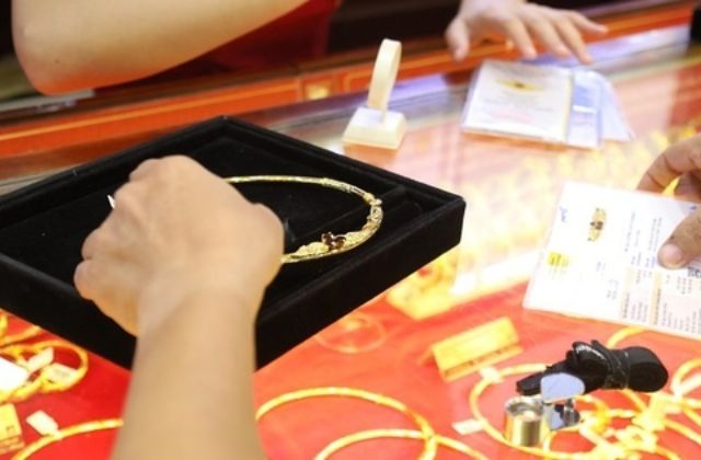 Hỏi rõ cửa hàng về chính sách bảo hành, đổi trả để đảm bảo quyền lợi của bản thân khi mua vàng 680