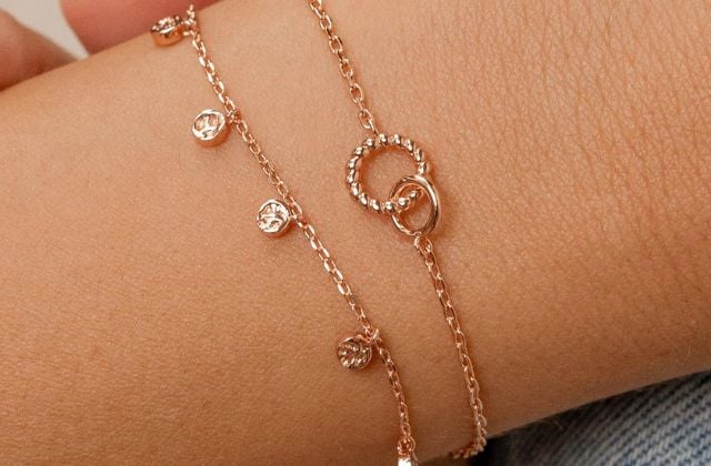 Lắc tay vàng hồng giúp cho tay bạn trông có điểm nhấn hơn