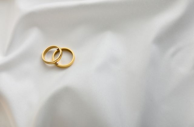 Vàng non bị oxi hóa và xỉn màu khi tiếp xúc với không khí