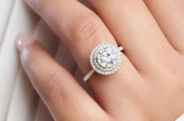 Các nghệ nhân chế tác tạo ra vàng trắng với vẻ đẹp sang trọng