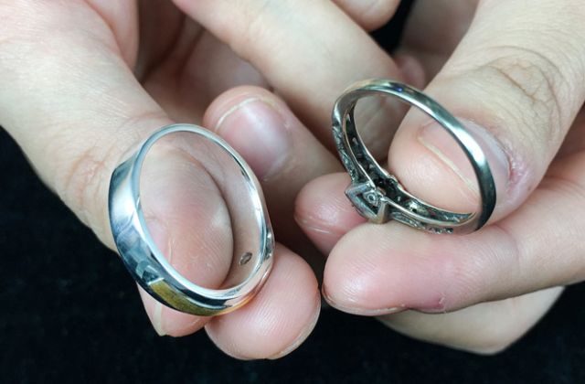 Dấu hiệu cho thấy trang sức vàng trắng bị xỉn màu