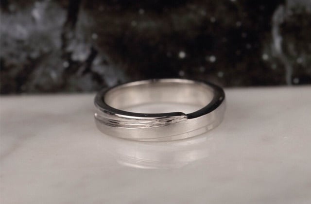 Vàng trắng có đen không?