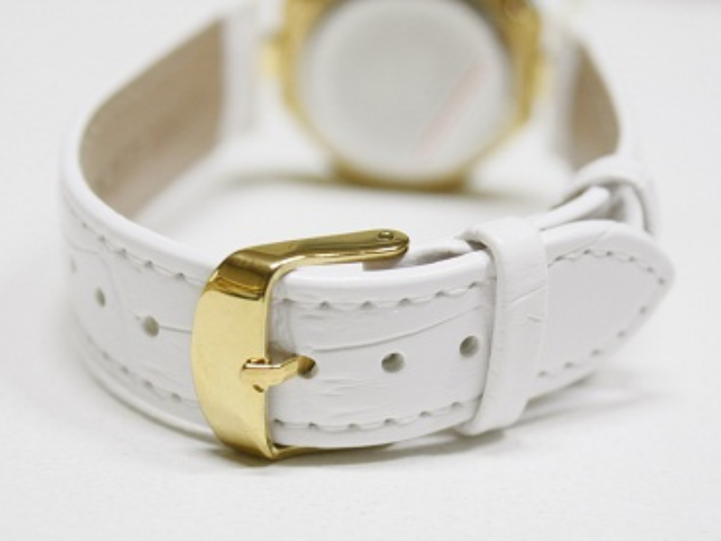 Dây da trắng cần vệ sinh nhẹ nhàng hơn