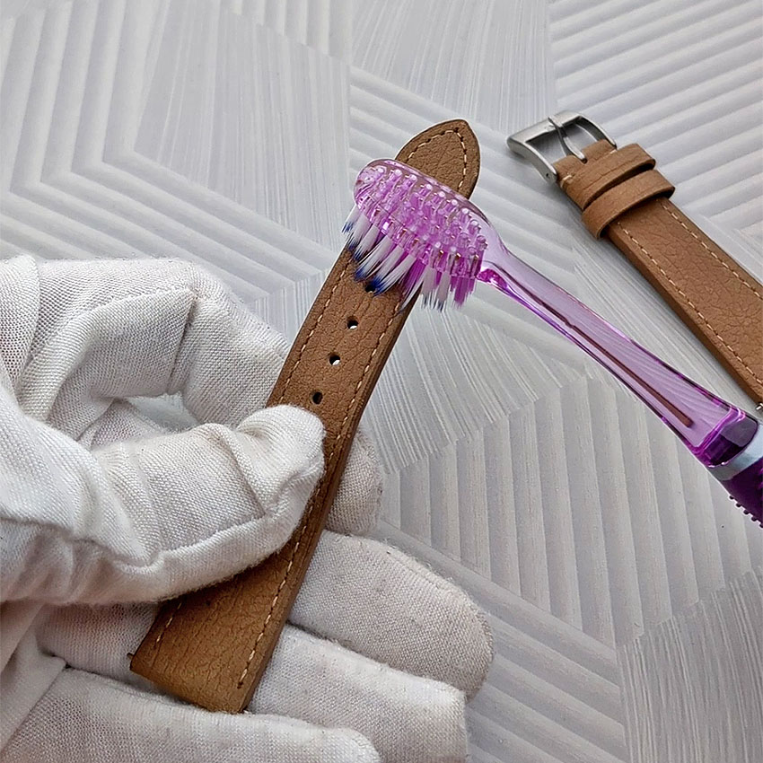 Vệ sinh dây đồng hồ mấy lần một tháng?