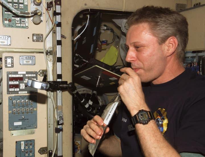 7 ly do ban nen mua dong ho casio g shock 13