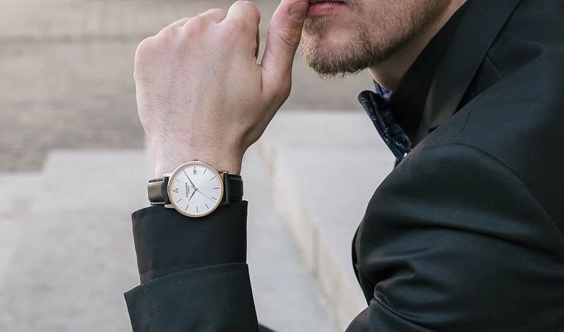 con trai deo dong ho tay nao 1