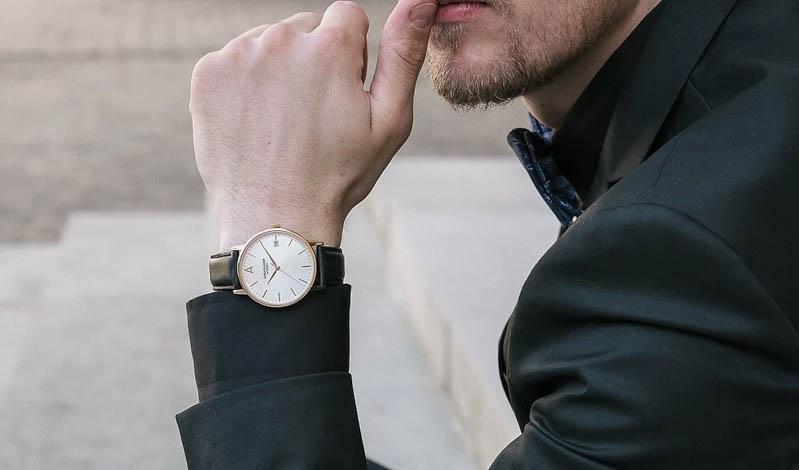 con trai deo dong ho tay nao