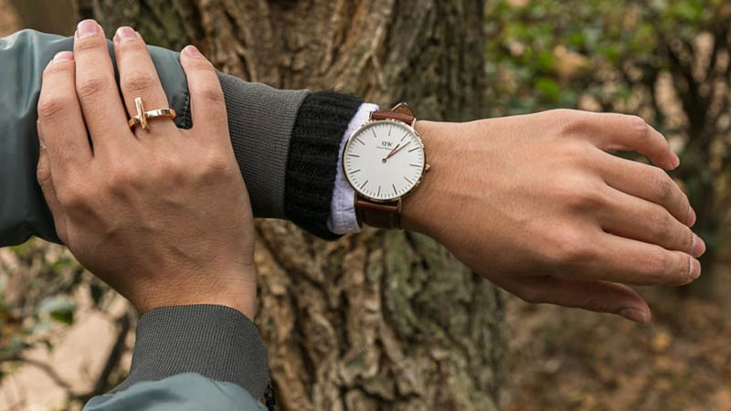 con trai deo dong ho tay trai hay phai