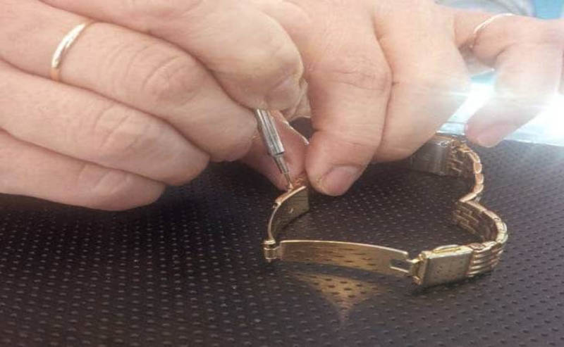 deo dong ho day kim loai dung cach