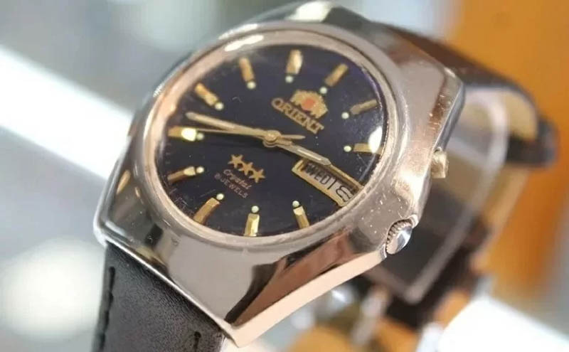 Dong ho deo tay co bang vang